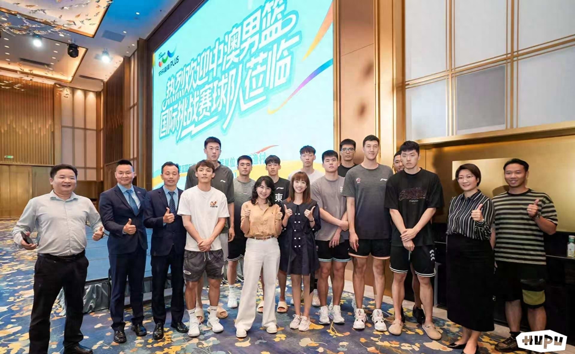 球队组织球迷见面会，与球迷互动交流