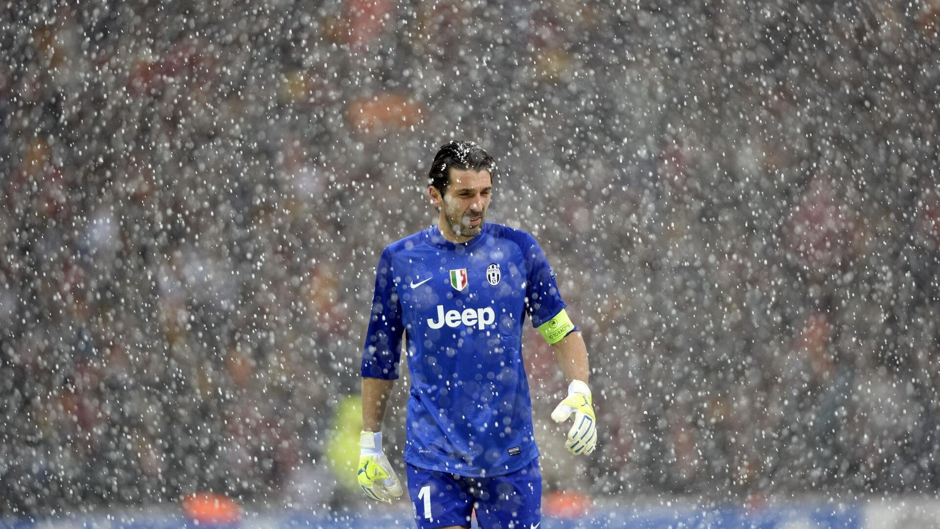 IM体育动画直播通道-绿茵场外的平行战争，当西甲德比遇见里昂与南非的血拼